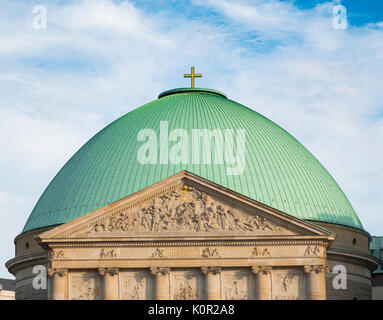 Vue sur le dôme vert de la cathédrale de St Hedwigs à Mitte, Allemagne. Banque D'Images