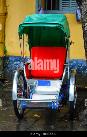 Pousse-pousse à vélo (cyclo) dans la ville de Hoi An, au Vietnam. Vélos-pousse sont largement utilisés dans les grandes villes du Sud, Asie du Sud-Est et de l'Est. Banque D'Images