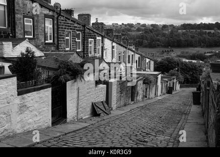 Millworkers' cottages sur la ruelle entre Basil Street et Colne Lane, Colne, Lancashire, England, UK : version noir et blanc Banque D'Images