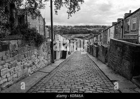 Millworkers' cottages sur la ruelle entre Colne Lane et Basil Street, Colne, Lancashire, England, UK : version noir et blanc Banque D'Images