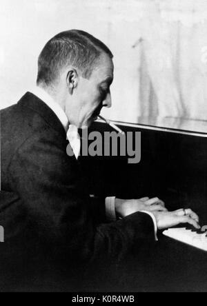 À Sergueï Rachmaninov Piano avec porte-cigarette, les mains sur le clavier. Pianiste et compositeur russe (1873-1943). Banque D'Images