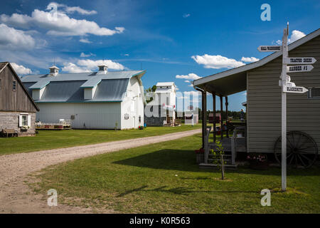 Un Mennonite Home et grange au Pembina Threshermen's Museum, à Winkler, au Manitoba, Canada. Banque D'Images