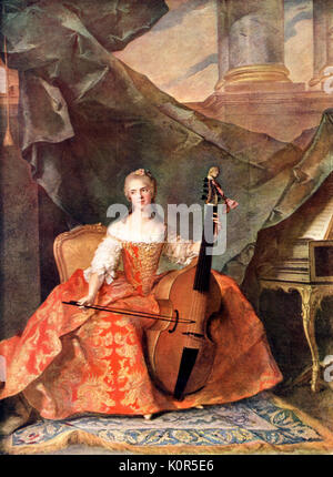 Madame Henriette jouant de la viole de gambe avec bow avec clavecin en arrière-plan. Fille de Louis XV, à Versailles. Après peinture par Nattier, Jean, Marc, 1685-1766,. Précurseur du violoncelle. Robe rouge Banque D'Images