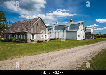 Un Mennonite Home et grange au Pembina Threshermen's Museum, à Winkler, au Manitoba, Canada. Banque D'Images