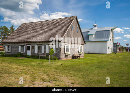 Un Mennonite Home et grange au Pembina Threshermen's Museum, à Winkler, au Manitoba, Canada. Banque D'Images