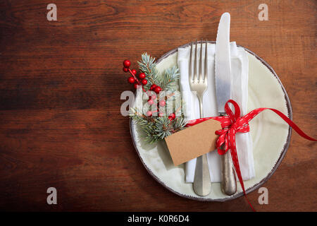 Réglage de la table de Noël avec décor sur fond de bois Banque D'Images