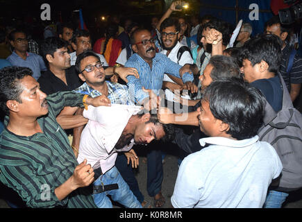 Affrontement entre les étudiants activistes hindous versets et de jeunes militants de gauche - Kanhaiya Kumar ancien président de l'Université Nehur Jawharlal Delhi Student Union aujourd'hui 22.8.2017 est venu à Kolkata et prononcer un discours contre la propagande de la politique du gouvernement central et fondamentalisme hindou. Il AISFand AIYF participent au programme Mars Long me.Ce programme est la devise principale de sauver l'Inde de fascisme hindou.Lorsque la réunion passe près de l'Université Jadavpur certains activistes hindous Bajrangbali essayer de jeter l'encre noire sur Kanhaiya Kumar et essayer de détruire sa voiture à ce moment choc stsrt entre Bajrang da Banque D'Images