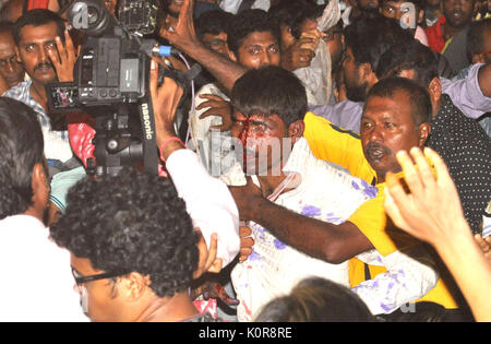 (NOTE DU RÉDACTEUR : Image contient le contenu graphique) Clash entre versets activistes hindous et de jeunes militants étudiants gauche' - Kanhaiya Kumar ancien président de l'Université Nehur Jawharlal Delhi Student Union aujourd'hui 22.8.2017 est venu à Kolkata et prononcer un discours contre la propagande de la politique du gouvernement central et fondamentalisme hindou. Il AISFand AIYF participent au programme Mars Long me.Ce programme est la devise principale de sauver l'Inde de fascisme hindou.Lorsque la réunion passe près de l'Université Jadavpur certains activistes hindous Bajrangbali essayer de jeter l'encre noire sur Kanhaiya Kumar et essayer de détruire sa Banque D'Images