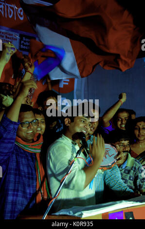 Clash entre versets activistes hindous et de jeunes militants étudiants gauche' - Kanhaiya Kumar ancien président de l'Université Nehur Jawharlal Delhi Student Union aujourd'hui 22.8.2017 est venu à Kolkata et prononcer un discours contre la propagande de la politique du gouvernement central et fondamentalisme hindou. Il AISFand AIYF participent au programme Mars Long me.Ce programme est la devise principale de sauver l'Inde de fascisme hindou.Lorsque la réunion passe près de l'Université Jadavpur certains activistes hindous Bajrangbali essayer de jeter l'encre noire sur Kanhaiya Kumar et essayer de détruire sa voiture à ce moment choc stsrt entre Bajrang Banque D'Images
