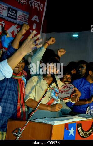 Clash entre versets activistes hindous et de jeunes militants étudiants gauche' - Kanhaiya Kumar ancien président de l'Université Nehur Jawharlal Delhi Student Union aujourd'hui 22.8.2017 est venu à Kolkata et prononcer un discours contre la propagande de la politique du gouvernement central et fondamentalisme hindou. Il AISFand AIYF participent au programme Mars Long me.Ce programme est la devise principale de sauver l'Inde de fascisme hindou.Lorsque la réunion passe près de l'Université Jadavpur certains activistes hindous Bajrangbali essayer de jeter l'encre noire sur Kanhaiya Kumar et essayer de détruire sa voiture à ce moment choc stsrt entre Bajrang Banque D'Images