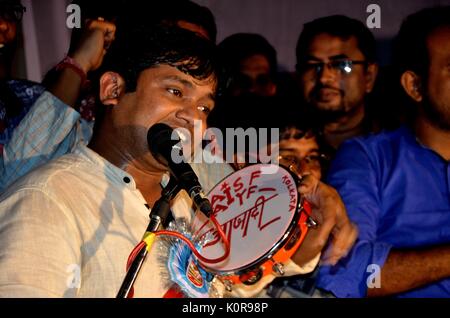 Clash entre versets activistes hindous et de jeunes militants étudiants gauche' - Kanhaiya Kumar ancien président de l'Université Nehur Jawharlal Delhi Student Union aujourd'hui 22.8.2017 est venu à Kolkata et prononcer un discours contre la propagande de la politique du gouvernement central et fondamentalisme hindou. Il AISFand AIYF participent au programme Mars Long me.Ce programme est la devise principale de sauver l'Inde de fascisme hindou.Lorsque la réunion passe près de l'Université Jadavpur certains activistes hindous Bajrangbali essayer de jeter l'encre noire sur Kanhaiya Kumar et essayer de détruire sa voiture à ce moment choc stsrt entre Bajrang Banque D'Images