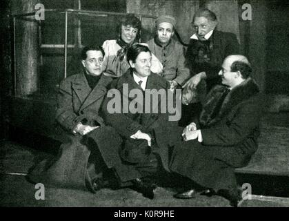 Alban Berg - répétition pour 'Ed Wood' au Staatsoper de Berlin, 1926 (de gauche à droite : le professeur Franz LudwigHörth (producteur), Siegried Johanson (Marie), Berg, Leo Schützendorf (Wozzeck), Martin Abendroth (Médecin), Erich Kleiber (conducteur). 9 février 1885 - 24 Décembre 1935 Banque D'Images