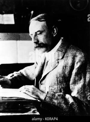 William Edward Elgar - regardant manuscrit, c. 1904. Compositeur anglais, 2 juin 1857 - 23 février 1934. Banque D'Images