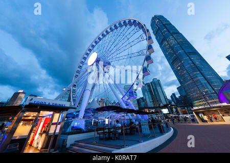 HONG KONG, le 10 juillet 2017 : prise de vue au grand angle de la roue d'observation à Hong Kong's Central Pier près de Victoria Harbour pendant le coucher du soleil avec le centre-ville de f Banque D'Images