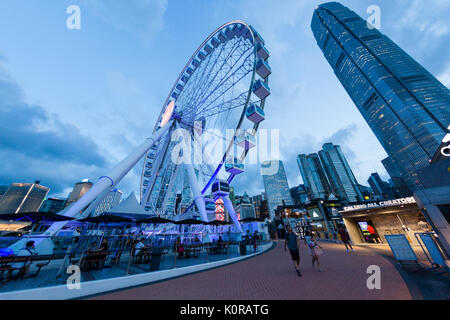 HONG KONG, le 10 juillet 2017 : prise de vue au grand angle de la roue d'observation à Hong Kong's Central Pier près de Victoria Harbour pendant le coucher du soleil avec le centre-ville de f Banque D'Images