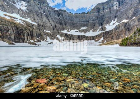 Pointe d'iceberg et le Lagopède Wall towers 3000 pieds au-dessus du lac gelé surtout Iceberg en juin dans le Glacier National Park, Montana Banque D'Images