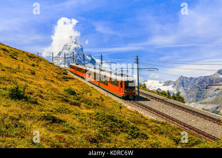 Zermatt, Suisse. Célèbre electric red train touristique en descendant de la gare du Gornergrat à Zermatt, Valais, Suisse, Europe. Banque D'Images