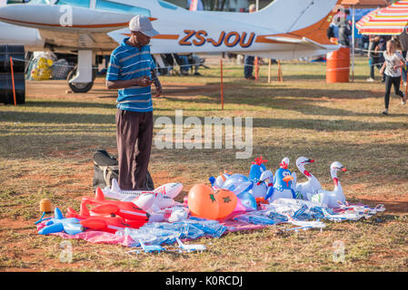 Un vendeur vend jouets en plastique à l'Airshow Lowveld Banque D'Images