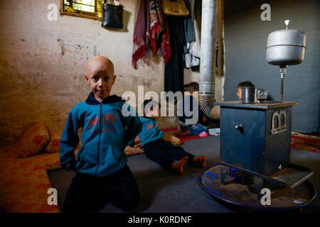 Liban Deir el Ahmad, un village chrétien maronite à Bekaa Valley, camp de réfugiés syriens au Liban / Deir el Ahmad, ein christlich maronitisches Dorf in der Ebene Bekaa, Camp fuer syrische Huette, Fluechtlinge von Soumaya Alkhatib, die Mutter des Jungen Ahmad, Ahmad im Bild hat heute 11. Geburtstag Banque D'Images