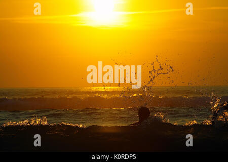 Surf à Lacanau au coucher du soleil en août 2013 pendant le Championnat du Monde d' Banque D'Images