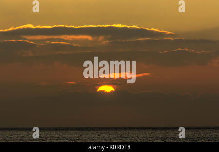 Hiver coucher de soleil sur la baie de Cardigan à Aberystwyth Banque D'Images