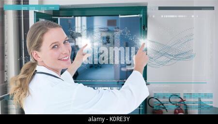 Digital composite of Happy doctor woman en interaction avec l'interface de l'ADN Banque D'Images