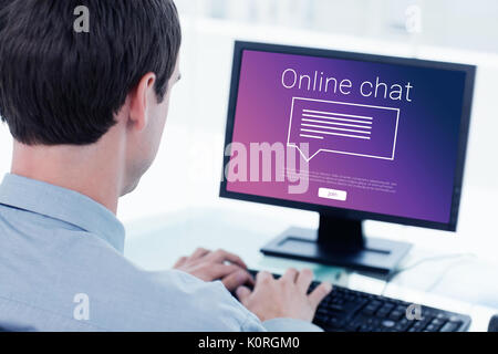 Chat en ligne avec texte bulle contre vue arrière d'un homme d'affaires travaillant avec un ordinateur Banque D'Images
