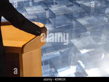 Digital composite de Businessman sur podium parlant à la conférence de verre Banque D'Images