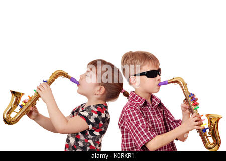 Petite fille et garçon à jouer du saxophone Banque D'Images