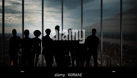 Digital composite des gens d'affaires silhouettes contre le bâtiment Banque D'Images