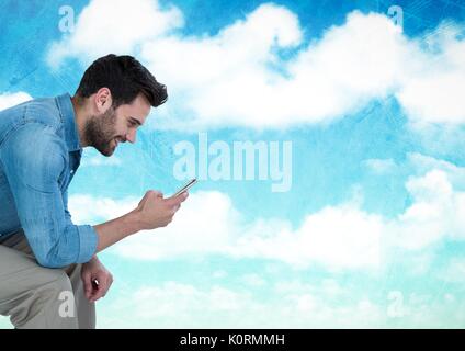 Digital composite de l'homme sur le téléphone sous ciel nuages Banque D'Images