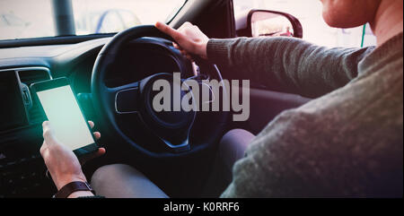 Les hommes à la recherche de GPS sur son téléphone dans sa voiture Banque D'Images