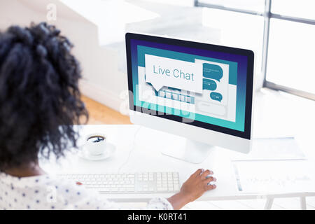 L'image graphique du chat en direct avec les bulles de texte au-dessus de l'épaule contre l'avis de woman using computer Banque D'Images