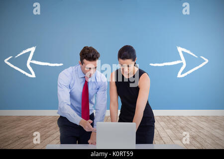 Les gens d'affaires en utilisant le portable contre les fond blanc contre prix avec plancher en bois Banque D'Images