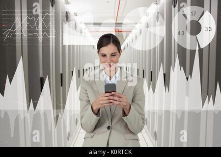 Digital composite of business woman holding un téléphone et des graphiques en salle serveur Banque D'Images