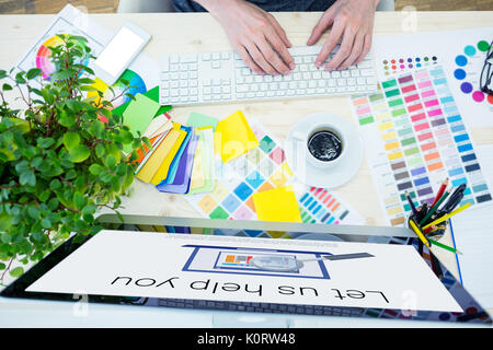 Laissez-nous vous aider à texte avec l'icône Poste de travail graphiste contre l'aide d'ordinateur au bureau Banque D'Images