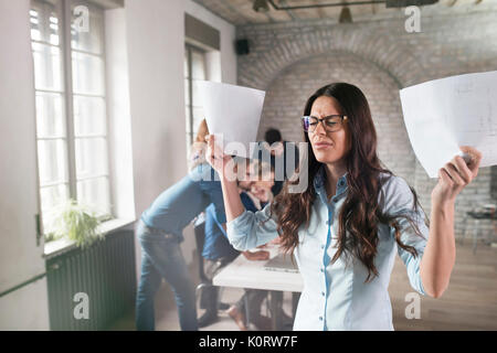 Photo de young angry woman in office Banque D'Images