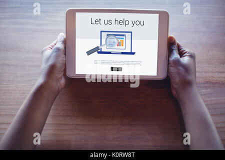 Laissez-nous vous aider à texte avec l'icône Poste de travail contre les mains coupées de woman using digital tablet Banque D'Images
