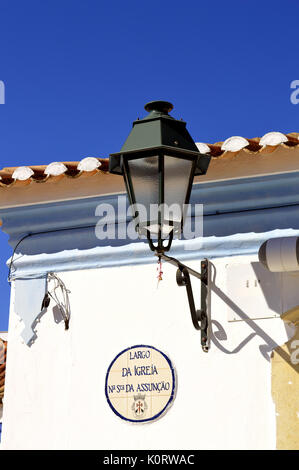 Lanterne sur le côté d'un immeuble en construction Querenca dans la Serra de Monchique montagne de l'Algarve Banque D'Images