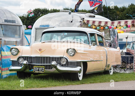 1954 cadillac américaine voiture et caravane Airstream vintage retro à un festival. UK Banque D'Images