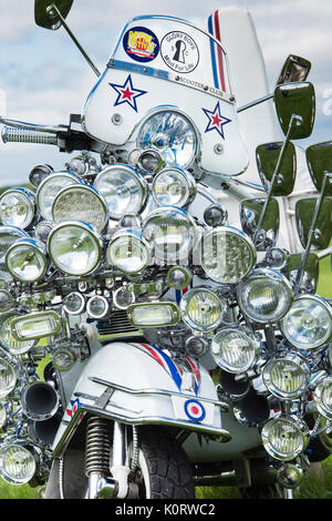 Mods vespa scooter personnalisé couverts de miroirs, de lumières, logos et UKNewbury. Berkshire, Angleterre Banque D'Images