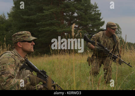 L'Adjudant-chef de l'armée américaine 3 Adam Enge, un pilote de Black Hawk avec 3e Bataillon de l'aviation d'appui général, 10e Régiment d'aviation, 10e Brigade d'aviation de combat, 10e division de montagne, l'armée américaine et la CPS. Pierre Parisaeu, un chef de l'équipe de Chinook avec 3e Bataillon de l'aviation d'appui général, 10e Régiment d'aviation, 10e Brigade d'aviation de combat, 10e division de montagne, tirer pendant l'exercice de sécurité Falcon Talon près de Jurmala, Lettonie le 19 août 2017. L'équipe de l'3-10 a été envoyé à travers la Lettonie pour leur part de Falcon's talon, une mission de l'aviation et de se soustraire à l'essai de techniques de survie contre une simulat Banque D'Images