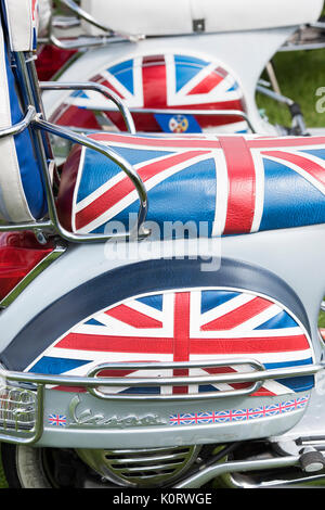 Mods vespa scooter personnalisé recouvert d'union jacks à un festival rétro vintage. UK Banque D'Images