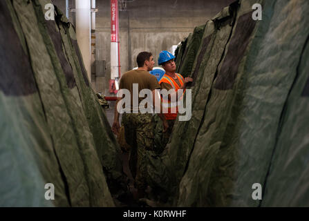 Les marins de la Marine américaine à partir de diverses unités d'évaluer les tentes au Port de San Diego, Californie, le 19 août 2017 dans le cadre de l'exercice d'activation Turbo. L'activation est un turbo U.S. Transportation Command Exercice visant à évaluer la force opérationnelle interarmées de l'Port-Opening sa capacité d'offrir et de distribuer des marchandises au cours de l'aide humanitaire et des opérations de secours. (U.S. Air Force photo/Navigant de première classe Kristen Heller) Banque D'Images