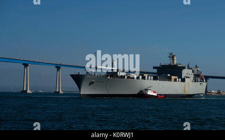 L'USS Cape Isabel arrive au port de San Diego, Californie, pour un service au port, le mardi 19 août 2017 dans le cadre de l'exercice d'activation Turbo. L'activation est un turbo U.S. Transportation Command Exercice visant à évaluer la force opérationnelle interarmées de l'Port-Opening sa capacité d'offrir et de distribuer des marchandises au cours de l'aide humanitaire et des opérations de secours. (U.S. Air Force photo/Navigant de première classe Kristen Heller) Banque D'Images