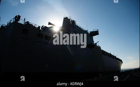 L'USS Cape Isabel arrive au port de San Diego, Californie, pour un service au port, le mardi 19 août 2017 dans le cadre de l'exercice d'activation Turbo. L'activation est un turbo U.S. Transportation Command Exercice visant à évaluer la force opérationnelle interarmées de l'Port-Opening sa capacité d'offrir et de distribuer des marchandises au cours de l'aide humanitaire et des opérations de secours. (U.S. Air Force photo/Navigant de première classe Kristen Heller) Banque D'Images