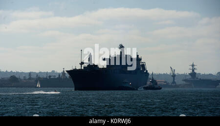 L'USS Cape Isabel arrive au port de San Diego, Californie, pour un service au port, le mardi 19 août 2017 dans le cadre de l'exercice d'activation Turbo. L'activation est un turbo U.S. Transportation Command Exercice visant à évaluer la force opérationnelle interarmées de l'Port-Opening sa capacité d'offrir et de distribuer des marchandises au cours de l'aide humanitaire et des opérations de secours. (U.S. Air Force photo/Navigant de première classe Kristen Heller) Banque D'Images