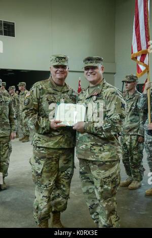 Le major-général H. Glenn Curtis, l'adjudant général de la Garde nationale de la Louisiane, présente le lieutenant-colonel commandant sortant Rob Billings, un résident de Baton Rouge, en Louisiane, avec la Médaille du service méritoire au cours d'une cérémonie de passation de commandement au Centre de Réserve des Forces armées dans la région de Baton Rouge, Louisiane, le 20 août 2017. Billings, qui sert de sous-officier des plans futurs pour l'Lang, a remis le commandement au Major William Saint, un Carville, Louisiana résident. (U.S. La Garde nationale de l'armée photo par le Sgt. Noshoba Davis) Banque D'Images