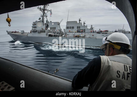 170821-N-GP724-164 OCÉAN PACIFIQUE (Août 21, 2017) Maître de Manœuvre 1re classe Ryan Myers participe à un ravitaillement en mer avec des missiles de l'USS Sampson (DDG 102) à bord du porte-avions USS Theodore Roosevelt (CVN 71). Theodore Roosevelt et Sampson sont en cours, la réalisation d'une unité de formation composite (exercice COMPTUEX) avec le groupe aéronaval du Theodore Roosevelt en préparation pour un prochain déploiement. COMPTUEX teste un groupe aéronaval a pour mission de préparation et de capacité à fonctionner comme une unité intégrée grâce à une simulation des scénarios du monde réel. (U.S. Photo de la marine en masse Banque D'Images