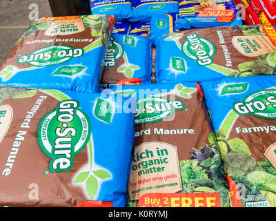 Une pile de sacs d'Growsure de fumier de ferme milieu de culture riche en matières organiques pour le rendement des cultures dans un centre de jardinage Banque D'Images